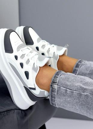 Белые кроссовки женские / серо - белые кроссовки на платформе / стильные кроссовки на высокой подошве /