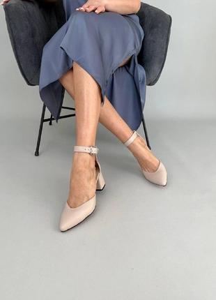 Босоножки на каблуке женские кожаные цвета айвори