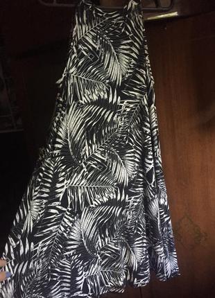 Чёрное платье сарафан открытые плечи принт листья тропический4 фото