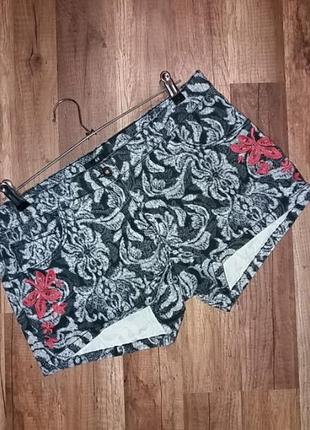 Красиві жіночі короткі шорти