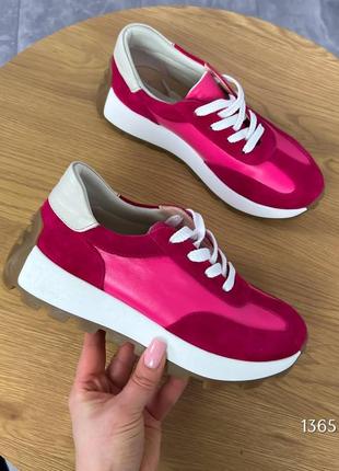 Яскраві рожеві кросівки1 фото