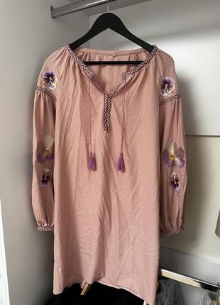 Вышитое платье