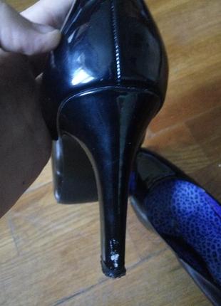 Черные лаковые туфли на высоком каблуке4 фото