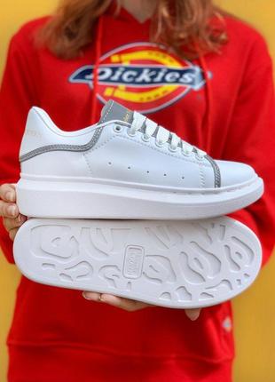 Белые женские кроссовки alexander mcqueen oversized sneakers reflective