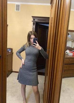 Сіре плаття в рубчик розкльошена фірми tally weijl