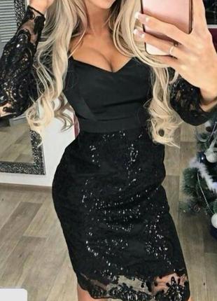 Праздничное вечернее платье черного цвета.