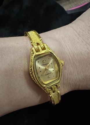 Ручные часы в золотом цвете