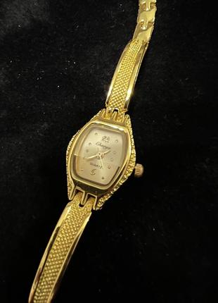 Ручные часы в золотом цвете2 фото