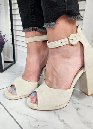 Босоножки бежевые на широком каблуке замшевые с ремешком застежкой