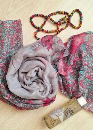 Італійський жіночий шарф сірий з рожевими квітами по краях