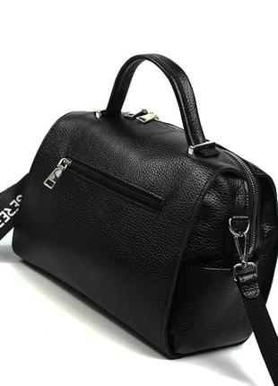 Черная женская молодежная кожаная сумка с ручкой и длинным ремешком через плечо6 фото