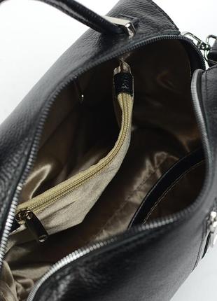 Черная женская молодежная кожаная сумка с ручкой и длинным ремешком через плечо10 фото