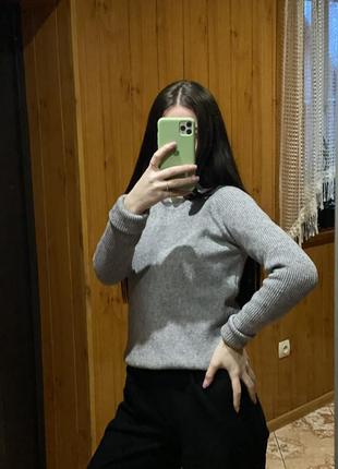 Серый свитер
