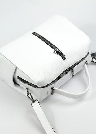 Белая кожаная женская маленькая сумка с ручкой и длинным ремешком через плечо5 фото