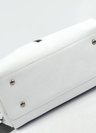 Біла шкіряна жіноча маленька сумка з ручкою і довгим ремінцем через плече7 фото