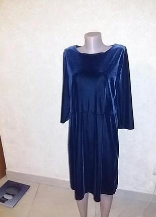 Шикарне класичне  велюрове    плаття. швейцарія
