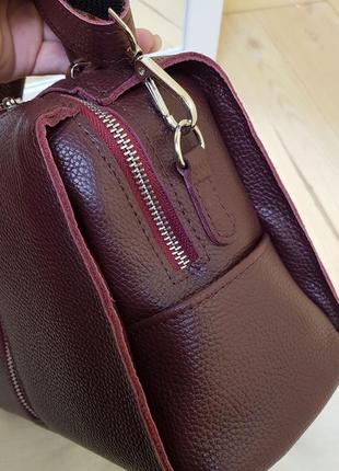 Бордовая женская кожаная сумка через плечо с маленькой ручкой и длинным ремешком6 фото