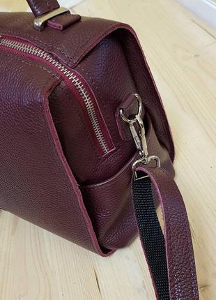 Бордовая женская кожаная сумка через плечо с маленькой ручкой и длинным ремешком3 фото