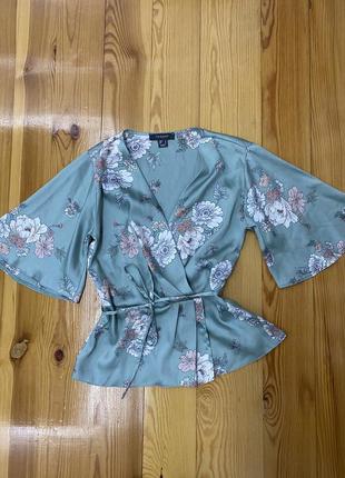Primark блузка на запах с приятный зелено-серый цвет с цветочным принтом в идеальном состоянии
