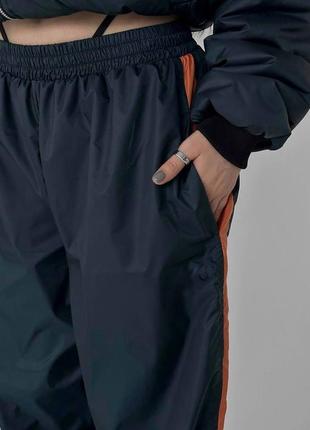 Супер трендовые черные брюки из плащевки с оранжевыми лампасами5 фото