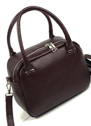 Бордовая женская кожаная маленькая сумка с ручками и ремешком через плечо3 фото