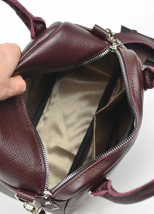 Бордовая женская кожаная маленькая сумка с ручками и ремешком через плечо9 фото