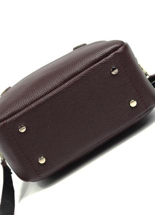 Бордовая женская кожаная маленькая сумка с ручками и ремешком через плечо6 фото