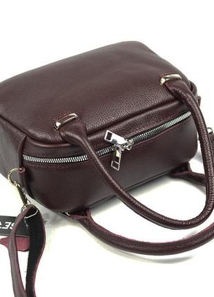 Бордовая женская кожаная маленькая сумка с ручками и ремешком через плечо4 фото