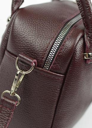 Бордовая женская кожаная маленькая сумка с ручками и ремешком через плечо8 фото