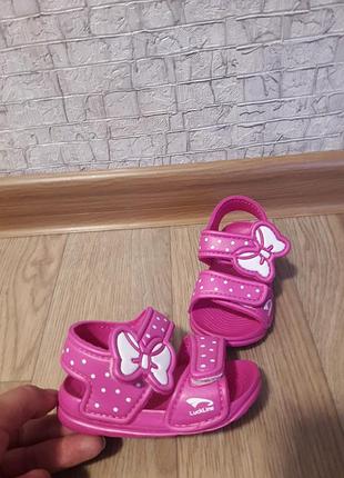 Яркие аквашузы для девочки