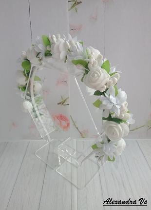 Белый венок с цветами обруч