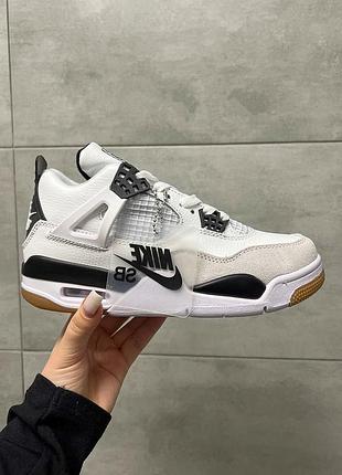 Класні жіночі кросівки nike air jordan 4 retro sb military black білі з чорним