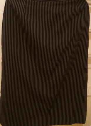 Якісна вовняна спідниця у чорну, сіру смужку.