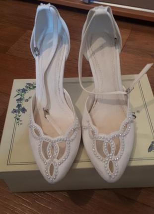 Продам весільне взуття
