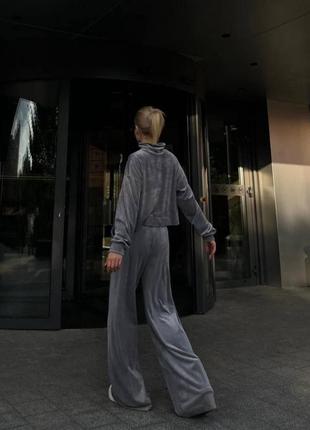 Костюм спортивный женский велюровый однотонный оверсайз кофта на молнии брюки свободного кроя на высокой посадке качественный пудровый серый10 фото