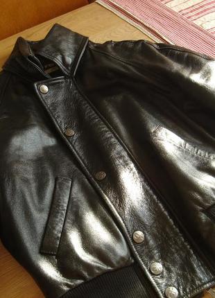 Черная кожаная куртка из мерцающей кожи ferre3 фото