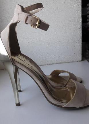 Стильні бежеві туфлі на шпильці