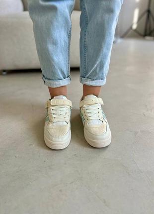 Неймовірні жіночі кросівки adidas forum low x disney stitch beige бежеві зі стичем6 фото