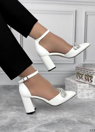 Стильные белые женские удобные туфельки