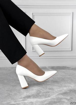 Удобные женские белые классические туфельки