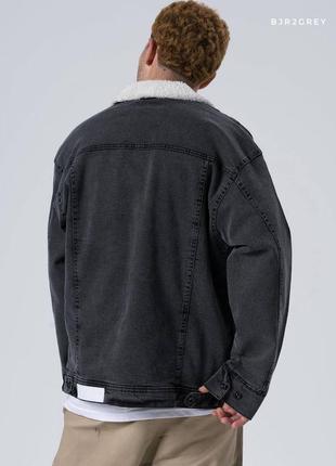 Темно серая джинсовая куртка мужская с принтами