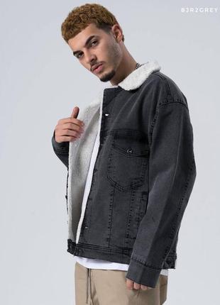 Темно серая джинсовая куртка мужская с принтами