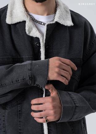 Темно серая джинсовая куртка мужская с принтами2 фото