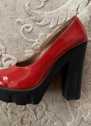 Червоні туфлі натуральна лакована шкіра2 фото