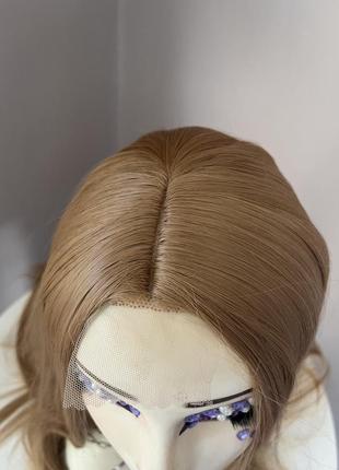 Парик термостойкий теплый блонд (светло русый) на сетке, имитация кожи головы5 фото