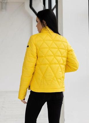 Демисезонная короткая куртка пиджак на молнии со съемным капюшоном2 фото
