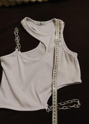 Топ рубчик с декоративной цепочкой