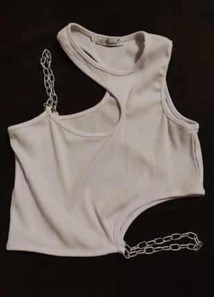 Топ рубчик с декоративной цепочкой