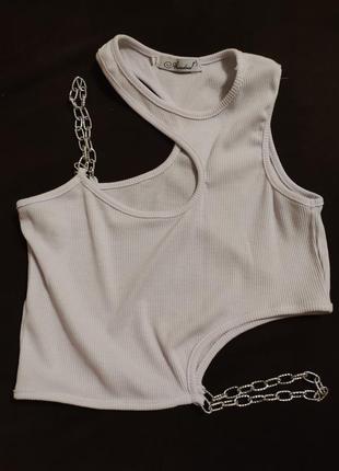 Топ рубчик с декоративной цепочкой