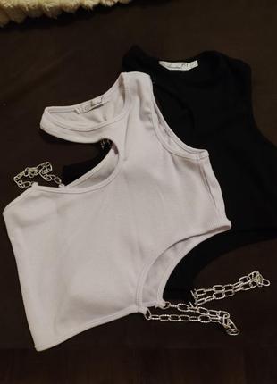 Топ рубчик с декоративной цепочкой